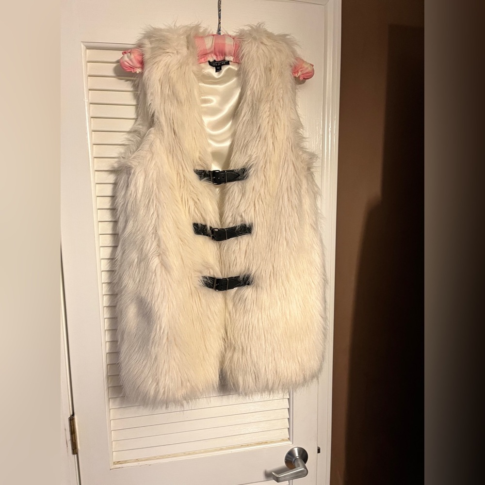 faux fur white vest with pockets